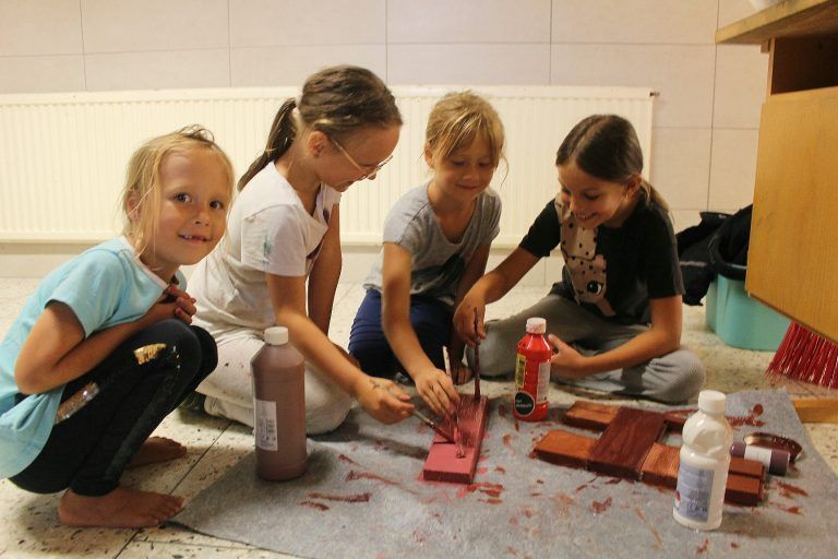 Unsere Schule ist schöner geworden: Malina Hinteregger, Paulina Steurer, Elena Hinteregger und Narin Ulas (v. l.) waren mit Feuereifer dabei.