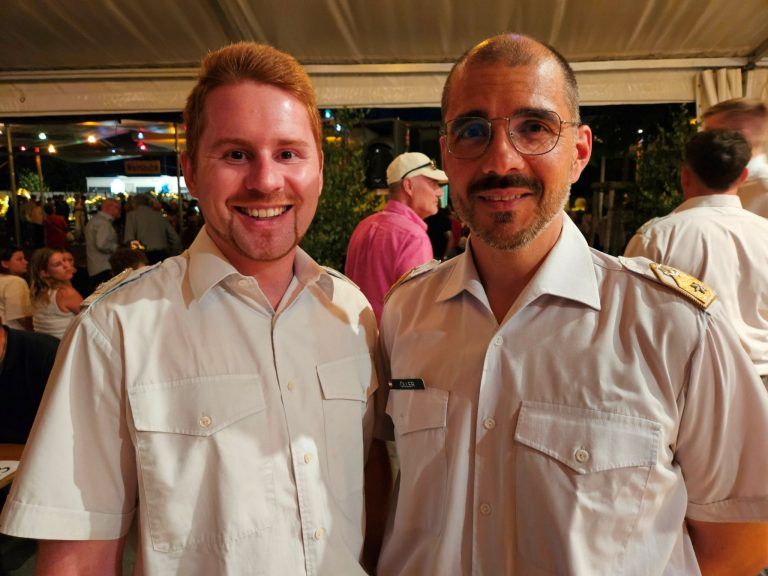 Großartige Stimmung beim „Sommerkonzert“ der Militärmusik Vorarlberg in Lochau: Gastdirigent Stabswachtmeister Bernhard Müller aus Niederösterreich, als Militärkapellmeister in Ausbildung, mit Vorarlbergs Militärkapellmeister Wolfram Öller.