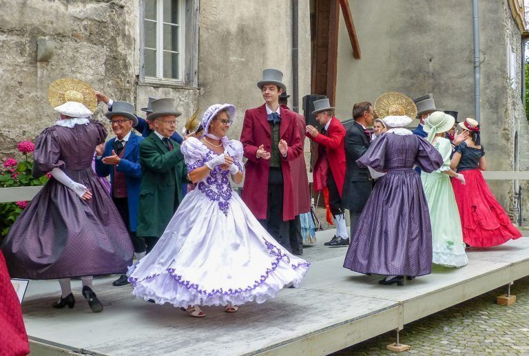 Brauchtum trifft auf Biedermeier-Romantik in der Oberstadt: Die Tanzgruppe des Biedermeier Vereins Heiden tanzte gemeinsam mit der Trachtengruppe Bregenz