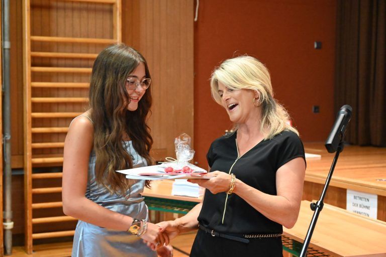 Feierliche Verabschiedung: Die Schüler erhielten Zeugnis, Schülerzeitung und ein Geschenk.