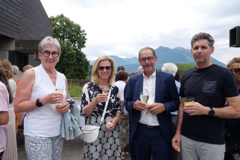 Kreuz, Kugel und Hahn in neuem Glanz: Gabi Weber, Astrid Schöch, Norbert Weber und Dietmar Schöch.