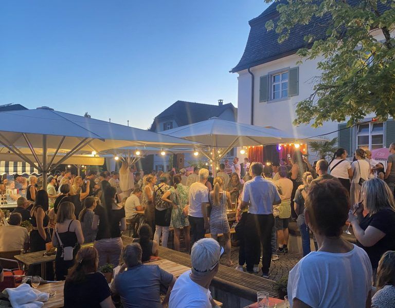 Starker Auftakt der Sommersessions in Göfis mit Rapper Bada : Das Publikum zeigte sich begeistert