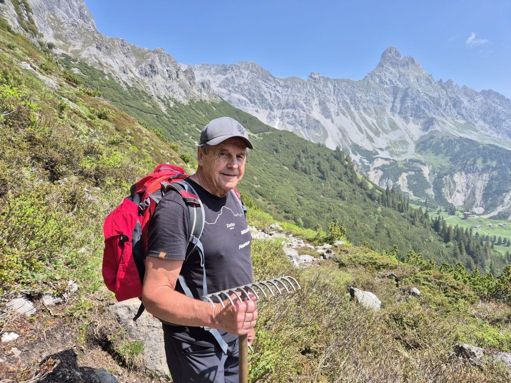 „Man spürt, dass die Berge jedes Jahr höher werden“: Manfred Blenke (76) pflegt die Wanderwege im Rellstal