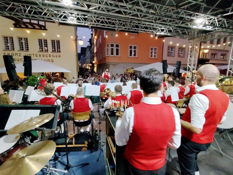 Große Gala für Wein und Blasmusik : Mit Hits von Deep Purple: Die Harmoniemusik Tisis-Tosters zeigte, dass Blasmusik heute auch rockig kann.