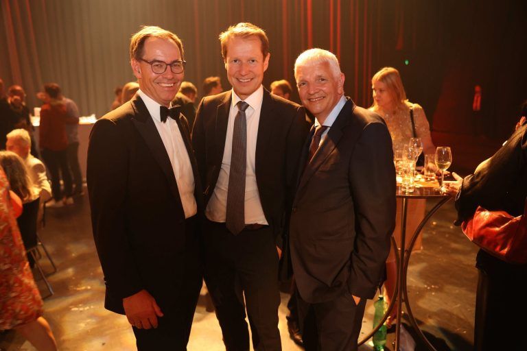 Partyfreude nach Schicksalhaftem: Wirtschaftstreuhänder Jürgen Reiner, BMW-Händler Peter Unterberger und Steuerberater Klaus Kohlbacher.