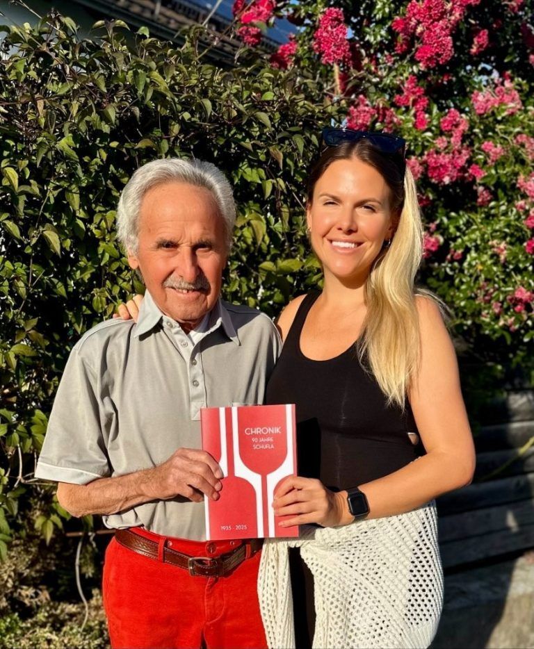 90 Jahre Schaufel-Siedlung: Ein Fest der Gemeinschaft und Geschichte: Chronistin Julia Entner mit der Festschrift und seinem Opa Helmut Entner.