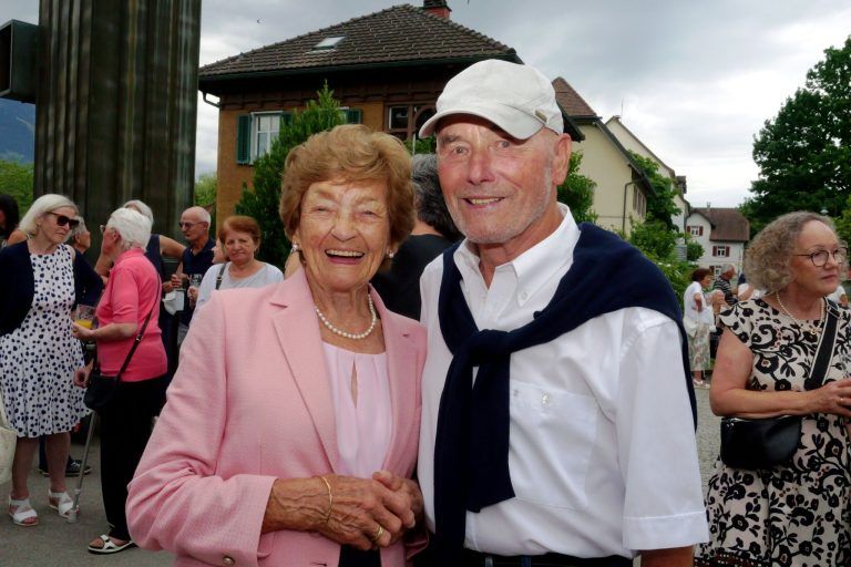Kreuz, Kugel und Hahn in neuem Glanz: Marianne Malin, 99 Jahre jung, und Rudi Lampert, langjähriger Diözesanbaumeister.