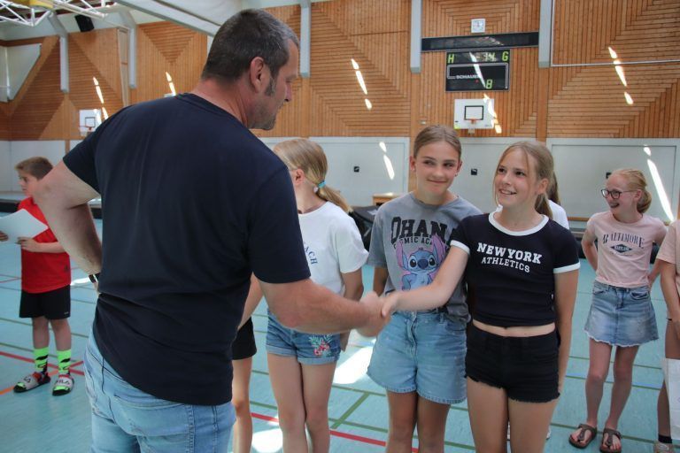 Was nicht im Zeugnis steht: Direktor Dieter Losert gratulierte zahlreichen Sportlerinnen zu ihren Erfolgen.