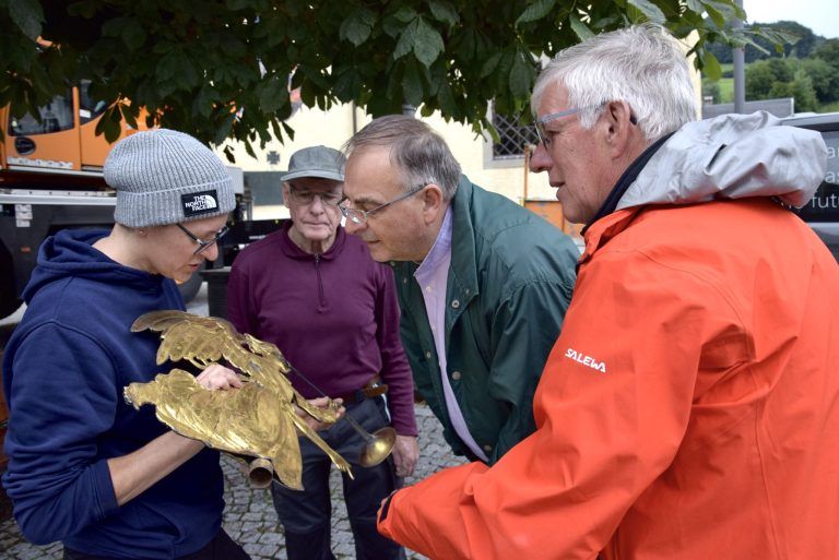 Restauratorin Nicole Mayer präsentiert den Engel, nachdem sie ihn vom Schrunser Münsterturm geholt hat, um ihn in ihrer Werkstätte wieder auf Vordermann zu bringen.
