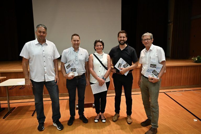Feierliche Verabschiedung: Die Bürgermeister des Tales freuten sich mit Direktor Gert Hronek über den gelungenen Festabend.