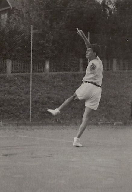 Als Tennis noch ein High-Society-Sport war: Damals wurde noch in traditionellem Weiß gespielt, wie hier Walter Caba. (Foto: privat)