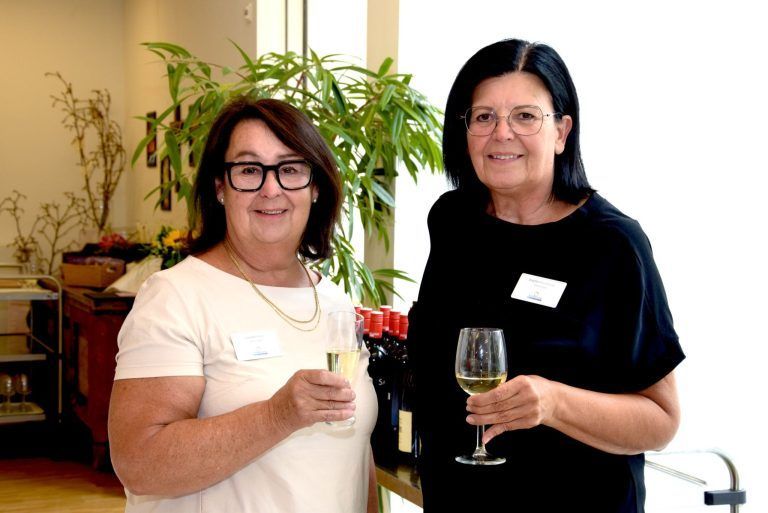 Die Pflege ist mehr als ein Beruf: Carmen Reiter (l.) und Brigitte Montibeller.