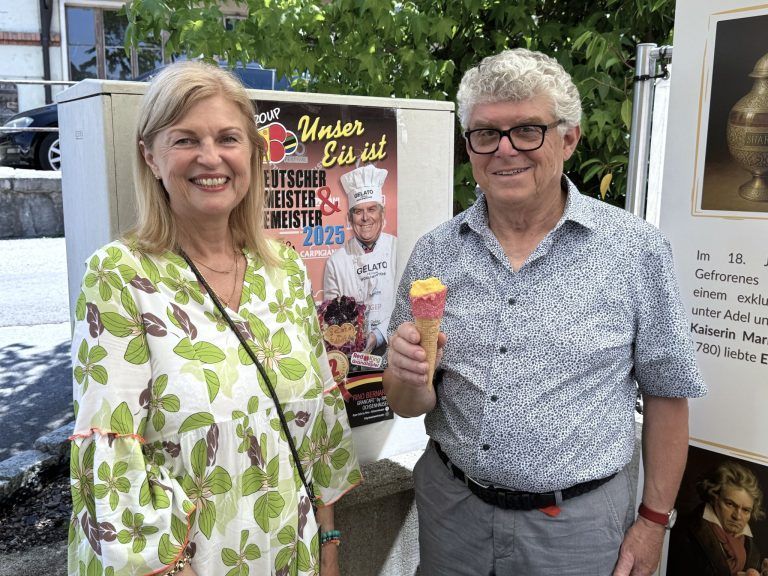 Eisgenuss und Kultur: Deutscher Gelato Vizemeister Rino Bernardi mit Gabi.