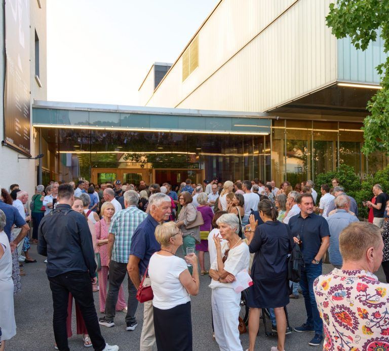 Jubiläumskonzert: 10 Jahre Cadillac Jazz Chor: Die Konzertbesucher warteten schon gespannt vor der Tür (Bild Manuel Hämmerle)