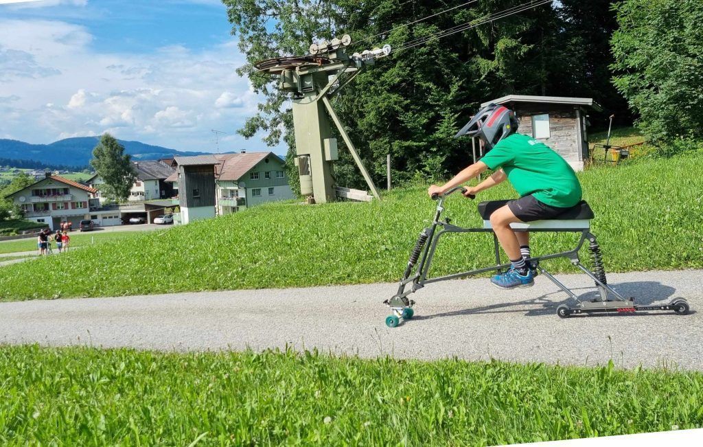 Mit dem Schibob im Sommer den Hang herab