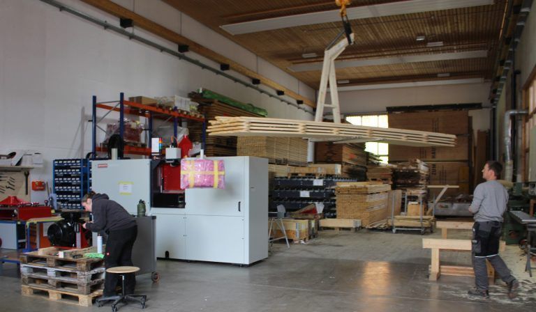 Briganto denkt auch an die Wälderhalle: In der Werkhalle von Fetz Holzbau ist das „Umeinander-Herumzirkeln“ von Holz- und Maschinenbau eine logistische Herausforderung geworden.