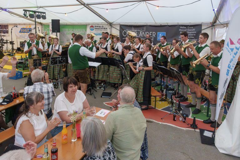 Traditioneller Dämmerschoppen der Harmoniemusik Vandans mit Besuch aus dem Allgäu: Eine beim Studium entstandene Freundschaft war Grundlage für die musikalische Gestaltung des heurigen Dämmerschoppens der HMV.