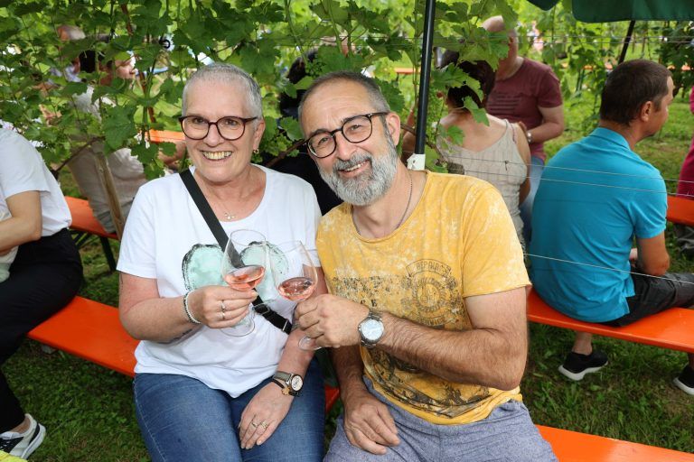 Messe, Musik und Genuss im Klauser Rebgarten: Weingartenfestbesucher Elisabeth und Harald.