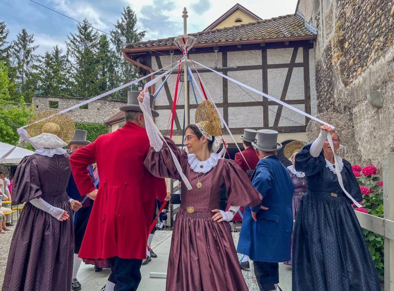 Brauchtum trifft auf Biedermeier-Romantik in der Oberstadt: Die Trachtengruppe Bregenz tanzte den Bandltanz