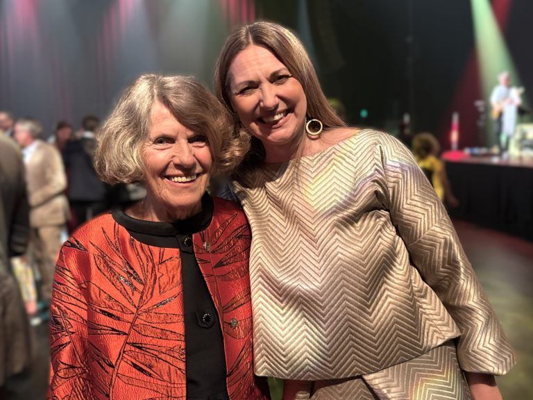 Rauschendes Premierenfest: Die Leiterin der Kostümabteilung Lenka Radecky kam mit ihrer Mutter Georgina.
