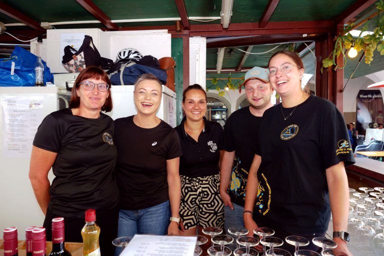 Große Gala für Wein und Blasmusik : Michaela, Ingrid, Vanessa, Matthias und Tamara bei den Pfadis.