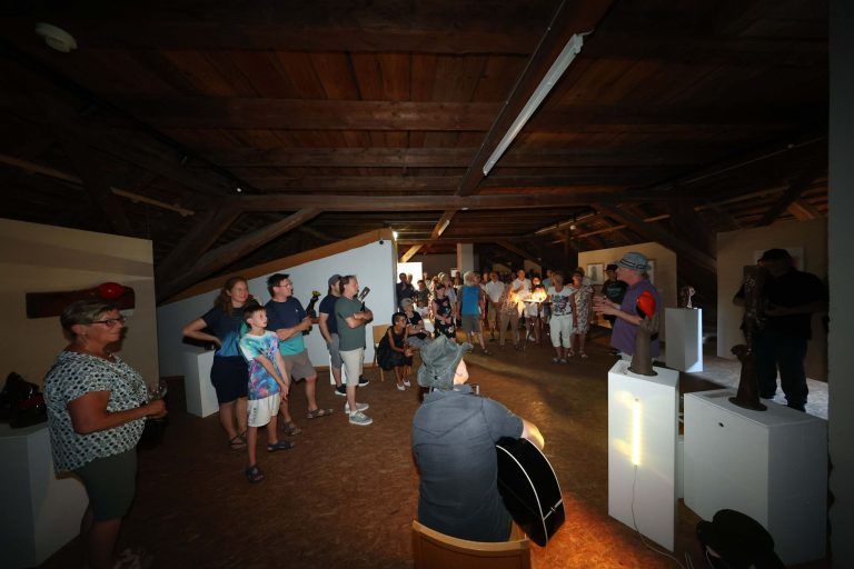 Gedanken zweifach künstlerisch ausgedrückt : Das Dachgeschoss des "Haus Koblach" eignet sich gut für Kunstpräsentationen.