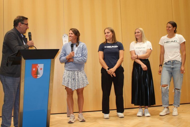 Ein Selfie vom Prinzen für den Kaiser: Ausstellungskurator Christof Thöny im Gespräch mit Head-Rebels: Mit Sara Hector, Magdalena Egger und Ariane Rädler unterhielt er sich über deren Erwartungen in der Olympia-Saison, mit Elisabeth Kappaurer über die Gründe für ihren Rücktritt.