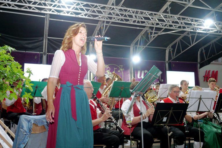 Große Gala für Wein und Blasmusik : Kerstin Lichtenstrasser überzeugte mit ihrer Stimme bei Hits von Grönemeyer bis Deep Purple.