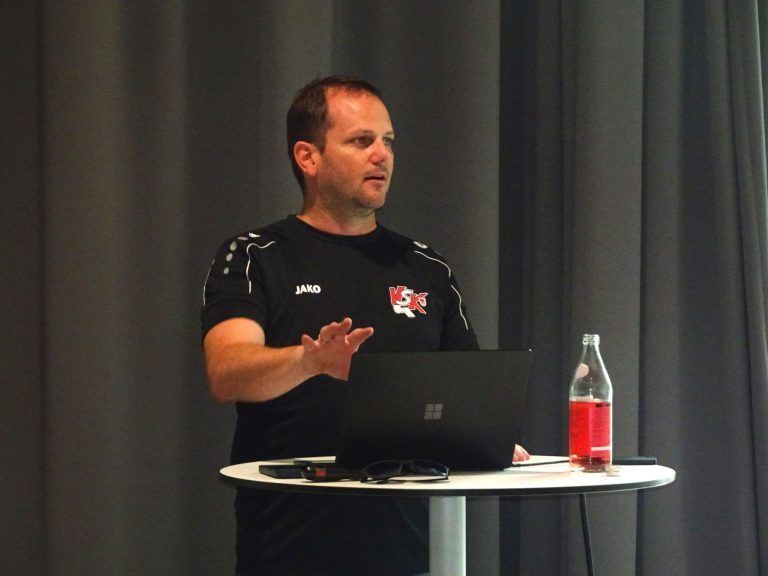Pfeifen statt nur kicken: Johannes König, Referent im Vorarlberger Schiedsrichter-Kollegium, erklärte die wichtigsten Spielregeln.