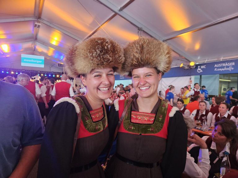 Lingenau war Hochburg der Blasmusik: In schmucker Wäldertracht: Isabella und Paula vom MV Andelsbuch.