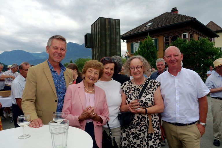 Kreuz, Kugel und Hahn in neuem Glanz: Rudi Malin, Marianne Malin, Roswitha Lampert, Renate Ess und Jörg Oberholzer.