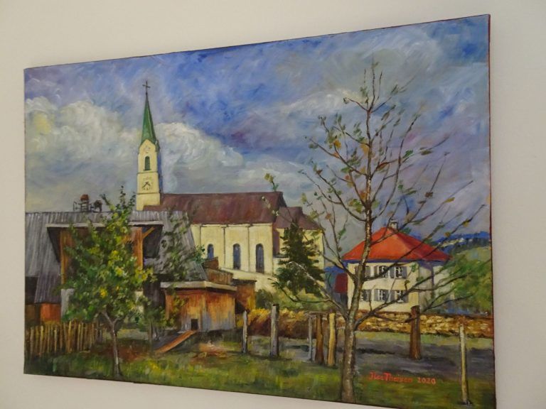 Heimat auf Leinwand : Die Hatler Kirche gehört ebenfalls zu den Lieblingsmotiven der Malerin.