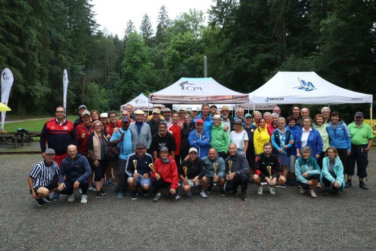 Pétanque-Spieler:innen strömten nach Rankweil: Die Teilnehmer beim GruppenFoto.