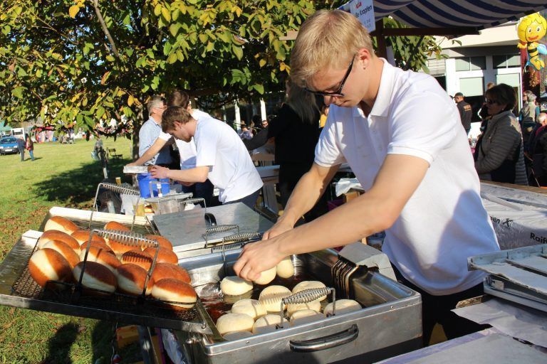 Traditions-Bäckerei wird zukunftsfit: Einen Vorgeschmack auf die im Bau befindliche Schaubäckerei liefert Künz seit Jahrzehnten beim Andelsbucher Goaßamat, wo Künz alljährlich Tausende köstliche Krapfen vor den Augen der Kundschaft produziert.