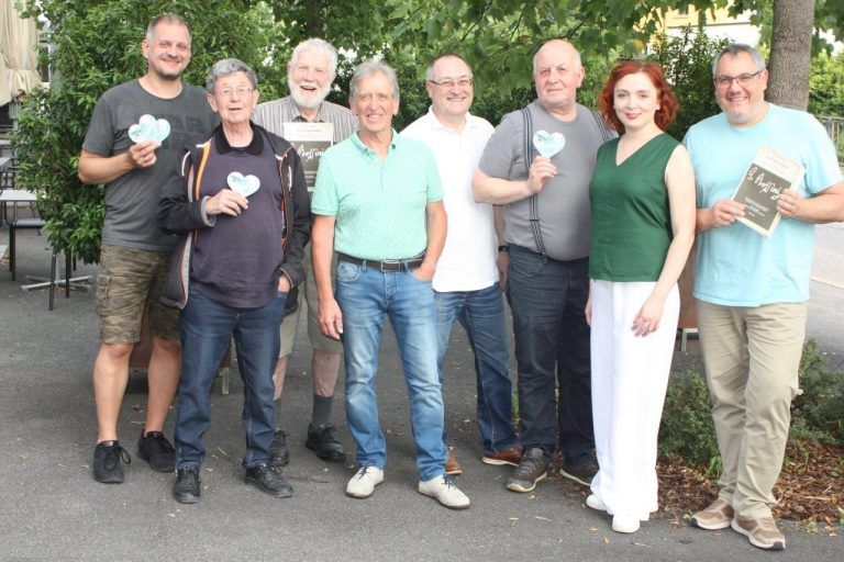 Chor probt seit Monaten für den großen Opernauftritt: Die Herren vom mtv-Chor mit der Chorleiterin.
