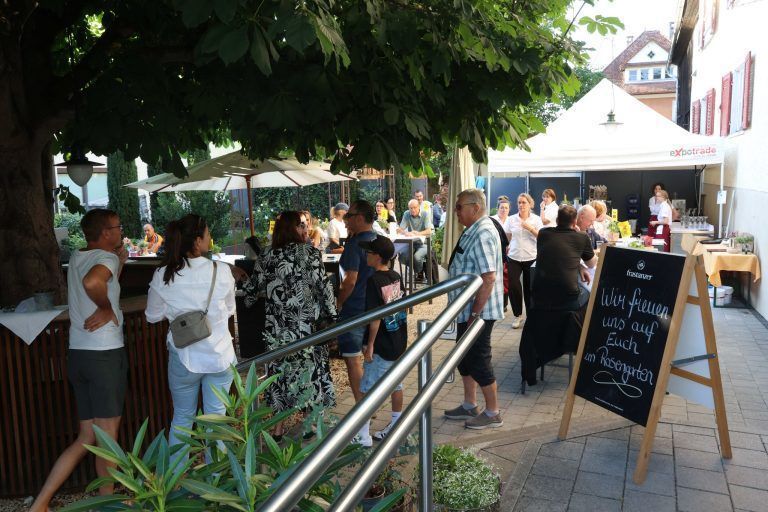 Musikerlebnisse in Rankler Gastgärten: Im Lauf des abends füllte sich der "Rosengarten" noch deutlich stärker.