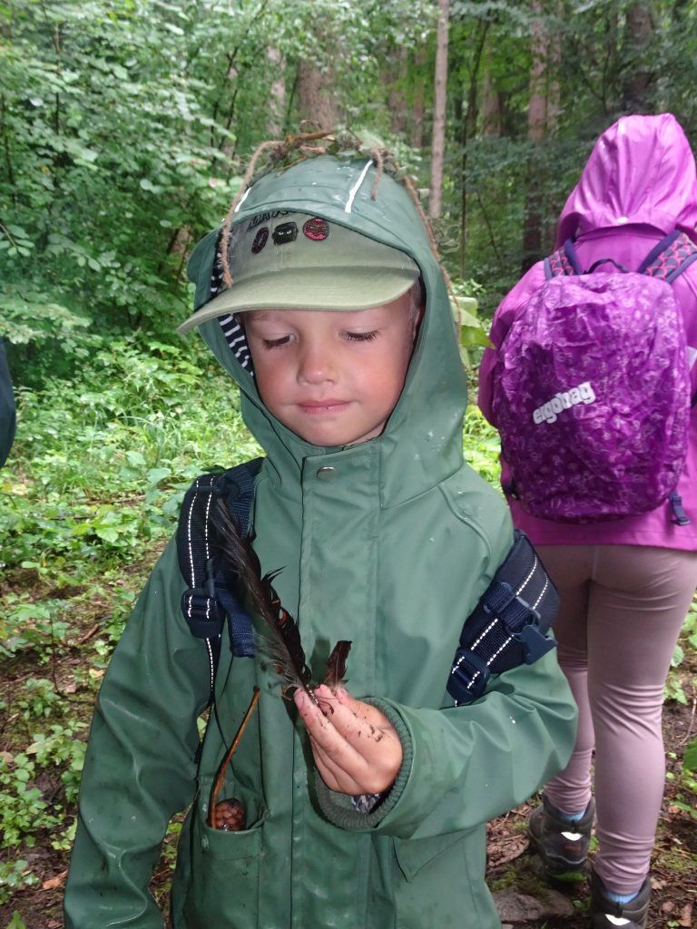 Abenteuer mit dem Waldräuber : Auf dem Weg zum Waldräuber wurden fleißig Naturmaterialien gesammelt.