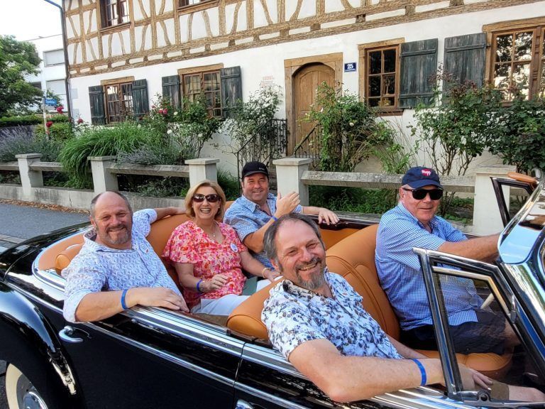 Leiblachtaler Jubiläums-Jahrgänger-Treffen in Lochau: Flotte Oldtimer beim Festumzug der Leiblachtaler 5er-Jubiläums-Jahrgänger mit dabei.