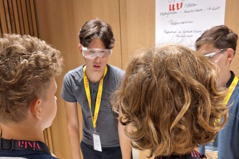 Zwei Brüder, eine Leidenschaft: Abel gewann den Landeswettbewerb der Österreichischen Chemieolympiade 2025 und erhielt eine Wildcard für den Bundeswettbewerb in Baden bei Wien.