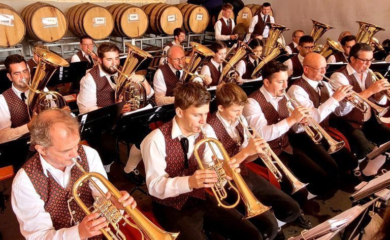 Das Highlight im Leiblachtal: Einladung zum 51. Lochauer Dorffest: Das besondere Highlight im Leiblachtaler Veranstaltungskalender: Die Lochauer Musikanten, Jung und Alt, laden zum „51. Lochauer Dorffest“ in die überdachte Open-Air-Arena im Schulhof.