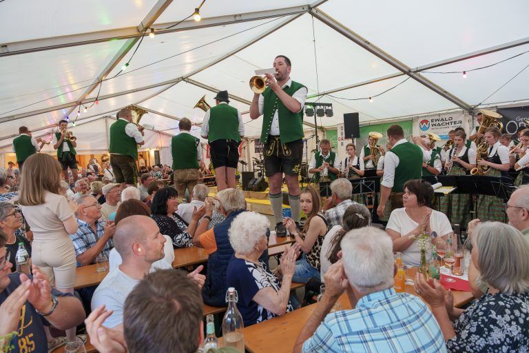 Die Musikkapelle aus Stein im Allgäu sorgten für mächtig Stimmung im Festzelt.