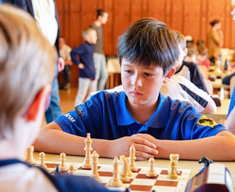 Zwei Brüder, eine Leidenschaft: Was Thomas am Schachspielen besonders fasziniert, ist das strategische Denken. @Stefan Reichmann