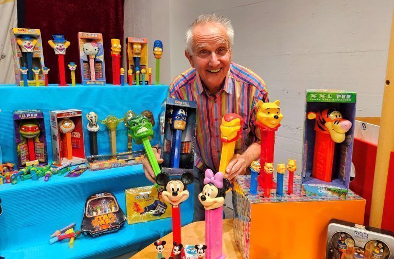 XXL PEZ DISPENSER – eine Marke mit Kultstatus und Nostalgie: Der Lochauer Sammelprofi Kurt Prenner-Platzgummer zeigt im GWL in Bregenz im Rahmen einer XXL PEZ Dispenser-Ausstellung weltweit bekannte „Film- und Fernsehstars“ für Jung und Alt.