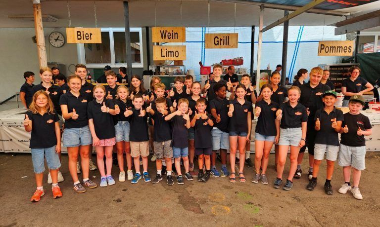 Viel Applaus für ein erfolgreiches Lochauer Dorffest: Die große Familie des Musikvereines mit Vorstand Helmut Immler, Jung und Alt, sorgte als bewährtes Team in der einzigartigen Open-Air-Arena im Schulhof an allen drei Tagen für stimmungsvolle Unterhaltung und ausgezeichnete Bewirtung.