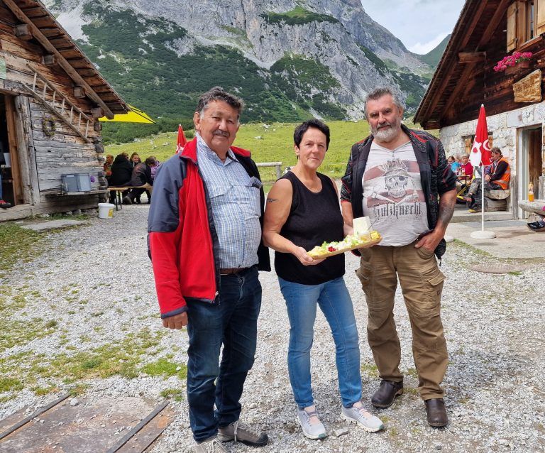Hier gab es das Älplerfrühstück - Frühstücken wie Könige: 1. Und 1.1. zahlreiche Gäste genossen das Älplerfrühstück auf der Alpe Spora 2. zahlreiche Gäste genossen das Älplerfrühstück auf der Alpe Spora Detto 3. Franz Scheibenstock, Alpmeister Markus Netzer und Peter Bahl (von links) 4. Hauswirtschafterin Monika (Mitte) mit Franz Scheibenstock (re) undGerhard Vonier (li) 5. Peter Bahl. Franz Scheibenstock, Monika, Gerhard Vonier (von links) 6. Die schmucken Reitpferde genießen die Ruhe 7. Patrick, ein Besucher, genießt das feine Buffet 8. Die Drei Türme zu bestaunen, sind ein einzigartiges Erlebnis 9. Auch die braven Kühe sind neugierig, was heute los ist. 10. 11. Detto 11. Wirtschaftsgebäude der Alpe Spora mit Sulzfluhblick (Bildergalerie)