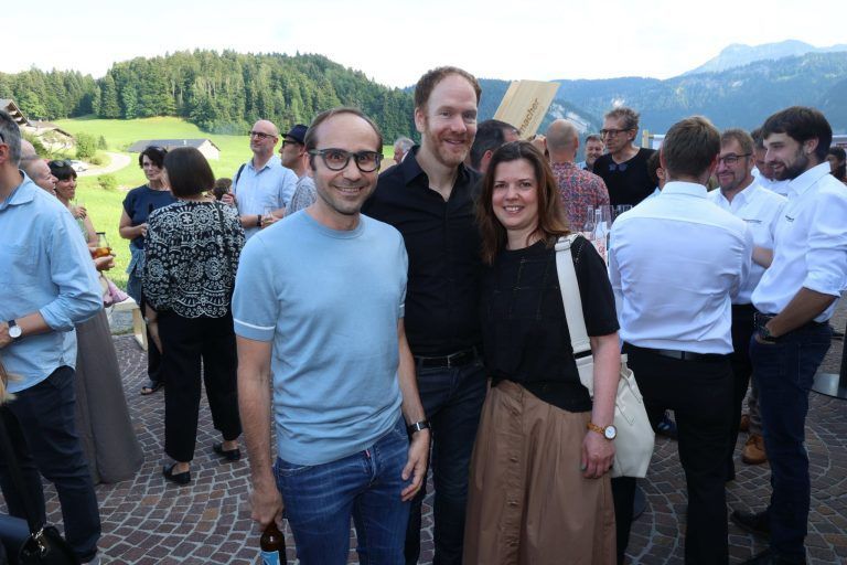 "Erntedankfest" der Holzbauszene: Zimmerer Alois Berchtold, Bauherr Daniel Köb und Valeria Ölz.