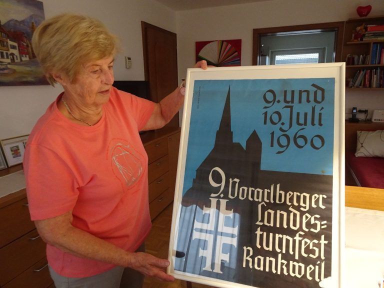 Heimat auf Leinwand : Stolz zeigt Ilse Theisen-Blank eines ihrer ersten Werke - ein Plakat vom Landesturnfest, das sie 1960 gefertigt hat.