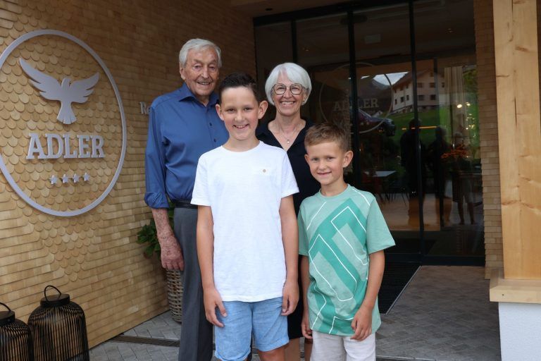 "Heldenhüpferei" im Auer "Adler" : Seniorchefitäten Toni und Maria Simma mit Enkeln Jakob und Paul.