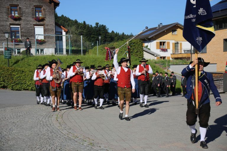 Ein Zeichen für Vergangenheit und Gegenwart : Fahnensegnung beim Kameradschaftsbund Buch (29.06.2025) (Bildergalerie)
