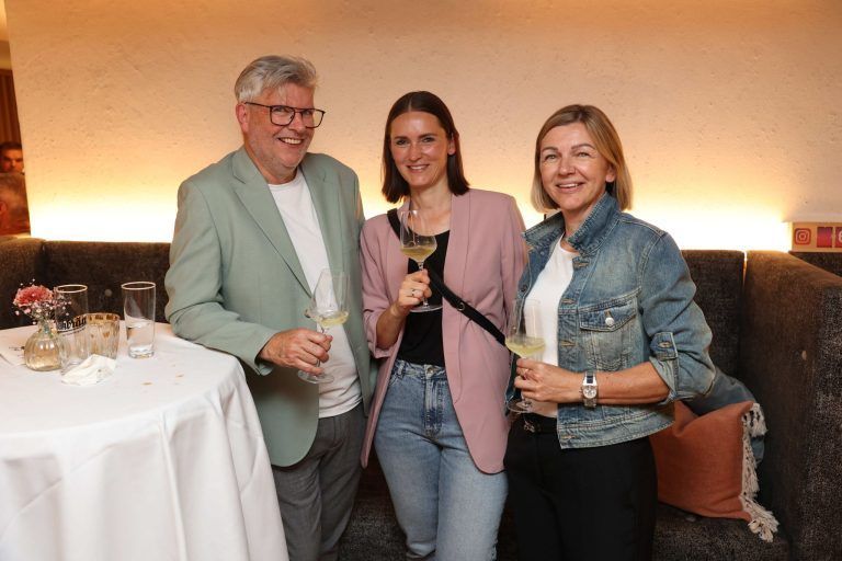 "Heldenhüpferei" im Auer "Adler" : Martin Strolz (Franz Michel Vinothek), Bauleitersgattin Sonja Wittwerund Andrea Elmenreich (Elmenreich Projektplanung).